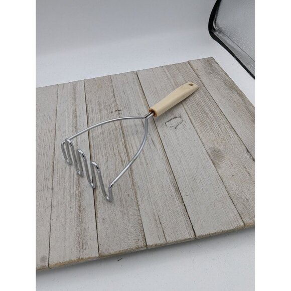 Vintage Ekco Potato Vegetable Masher Stainless Steel Almond Handle Utensil 9 1/2 - Picture 1 of 6
